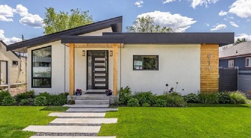 Kelowna benchmark house prices manage to hang on at just over $1M